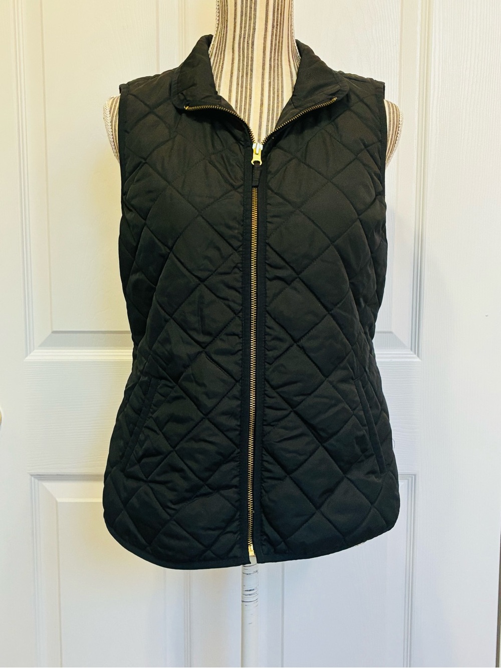 Old Navy Puffer Vest Womens Small Black Full Goldtone Zip Pockets Cozy Layering